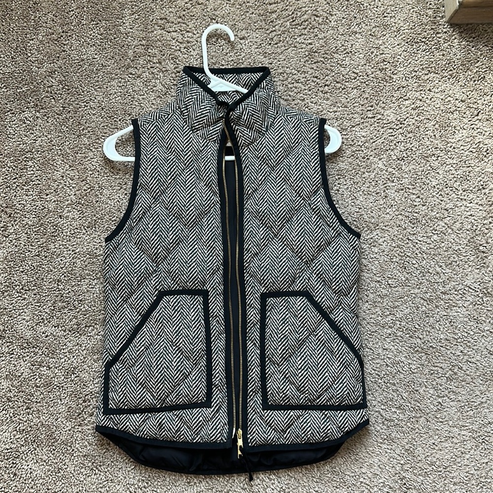 J Crew Factory puffer vest. Vest is in great condition.